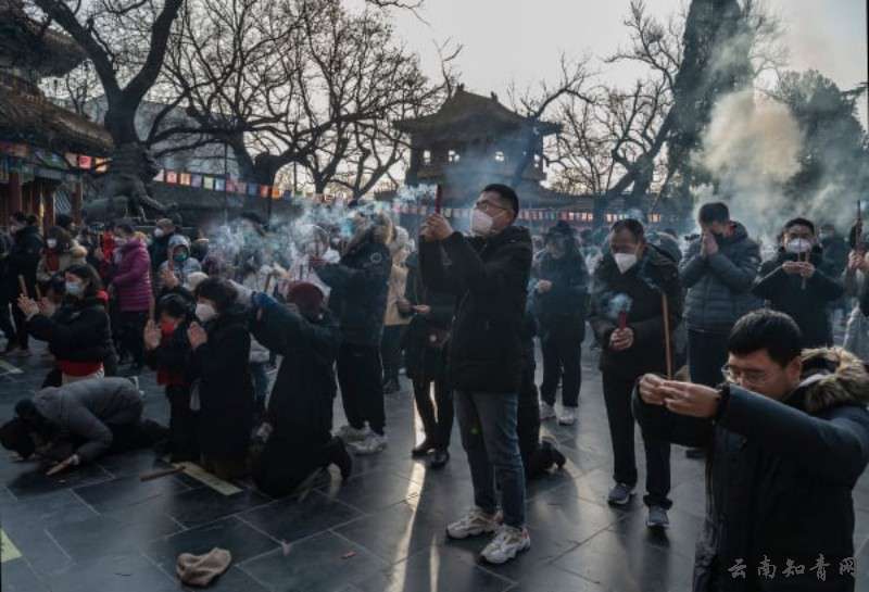 北京人在大年初一去寺院祈求平安_副本.jpg